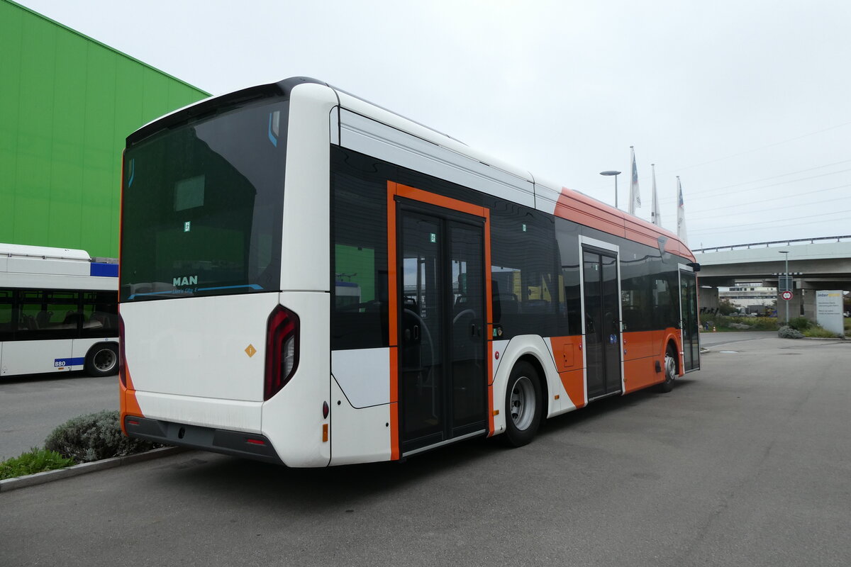 (281'988) - Gen�ve-Tours, Gen�ve - (3Z03) - eMAN am 1. November 2025 in Kerzers, Interbus