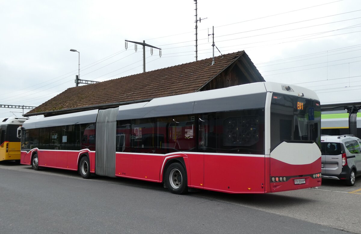 (282'018) - Intertours, Domdidier - Nr. 699/FR 300'699 - Solaris (ex PostBus/A BD 15'716) am 1. November 2025 beim Bahnhof Ins