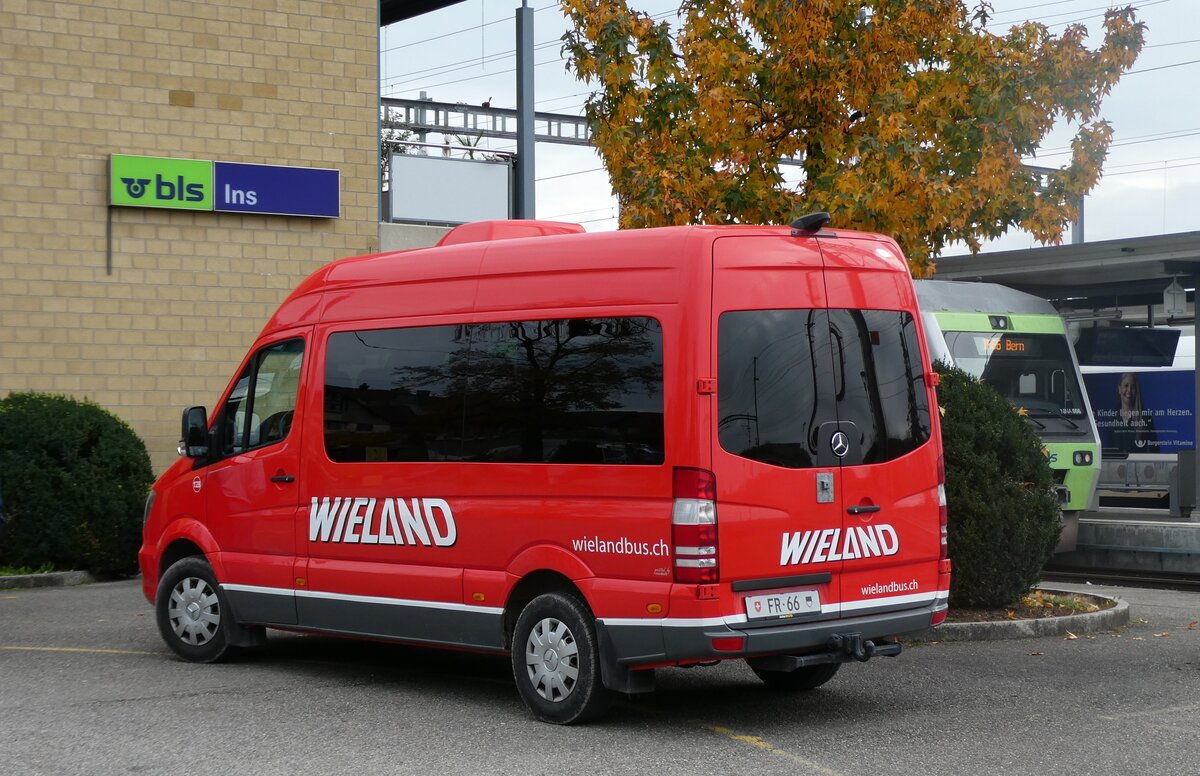 (282'027) - Wieland, Murten - Nr. 128/FR 66 - Mercedes am 1. November 2025 beim Bahnhof Ins