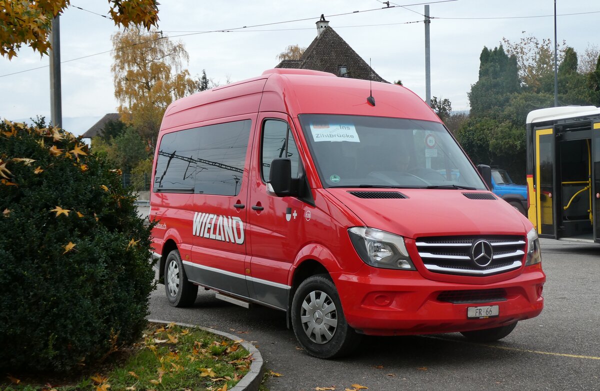 (282'031) - Wieland, Murten - Nr. 128/FR 66 - Mercedes am 1. November 2025 beim Bahnhof Ins