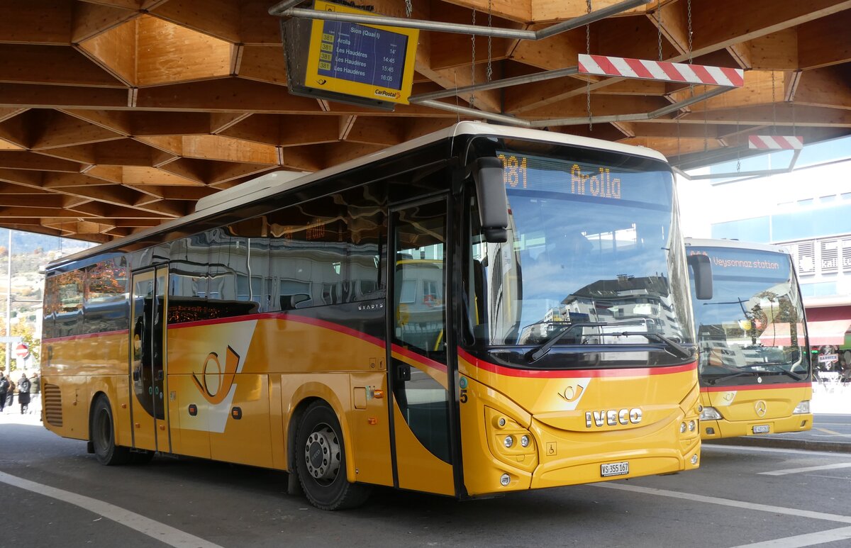 (282'086) - PostAuto Wallis - Nr. 5/VS 355'167/PID 11'762 - Iveco am 6. November 2025 beim Bahnhof Sion
