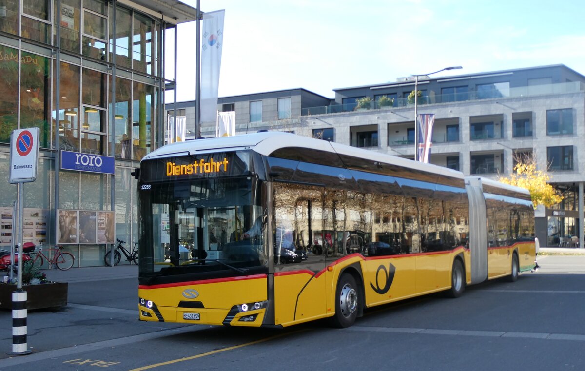(282'109) - PostAuto Bern - BE 431'659/PID 12'283 - eSolaris am 7. November 2025 beim Bahnhof Interlaken West