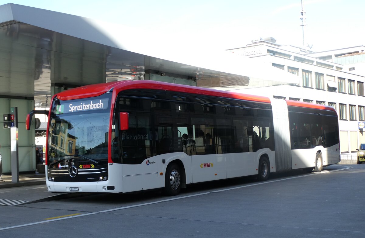 (282'280) - RVBW Wettingen - Nr. 109/AG 7153 - eMercedes am 11. November 2025 beim Bahnhof Baden