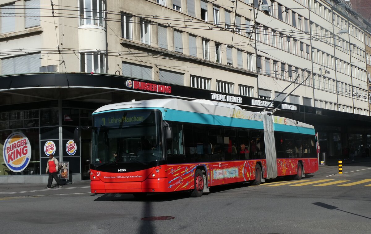 (282'362) - VB Biel - Nr. 51 - Hess/Hess Gelenktrolleybus am 13. November 2025 beim Bahnhof Biel