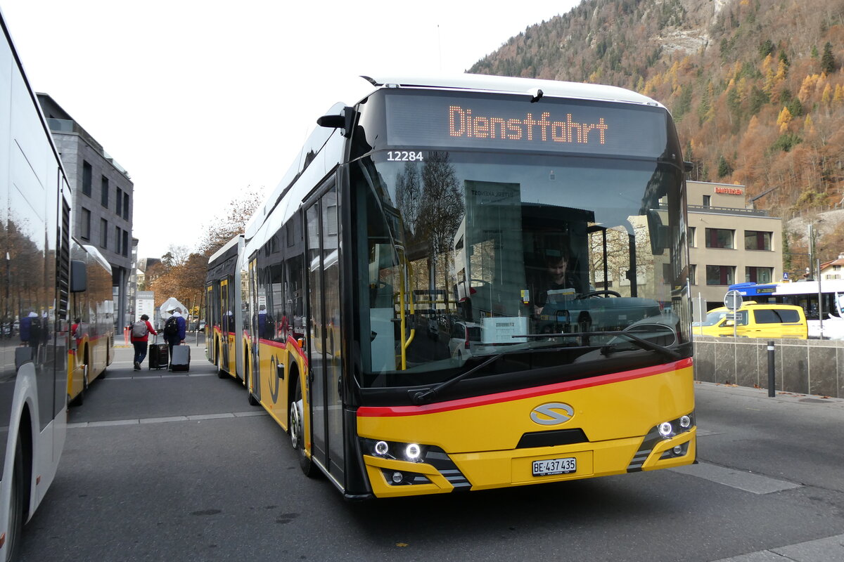 (282'388) - PostAuto Bern - BE 437'435/PID 12'284 - eSolaris am 14. November 2025 beim Bahnhof Interlaken Ost