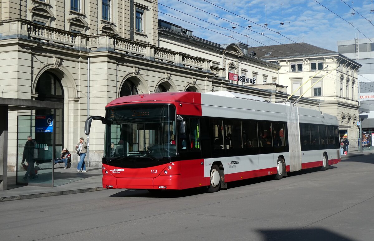 (282'442) - SW Winterthur - Nr. 113 - Hess/Hess Gelenktrolleybus am 15. November 2025 beim Hauptbahnhof Winterthur