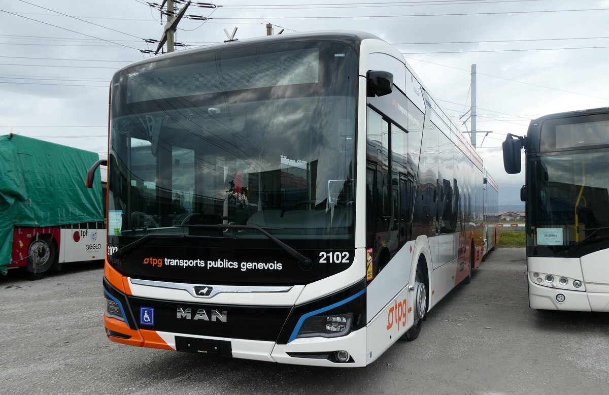 (282'445) - Gen�ve-Tours, Gen�ve - Nr. 2102 - eMAN am 15. November 2025 in Kerzers, Murtenstrasse