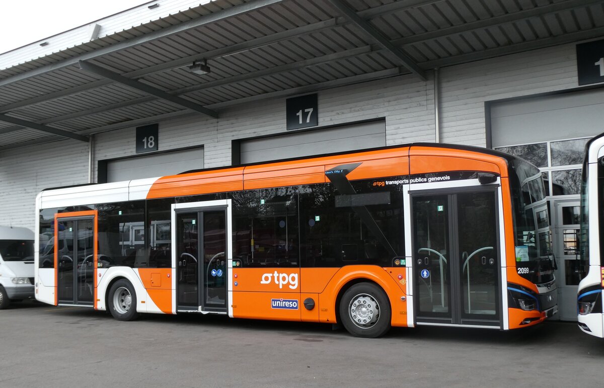 (282'457) - Gen�ve-Tours, Gen�ve - Nr. 2099 - eMAN am 15. November 2025 in Kerzers, Interbus