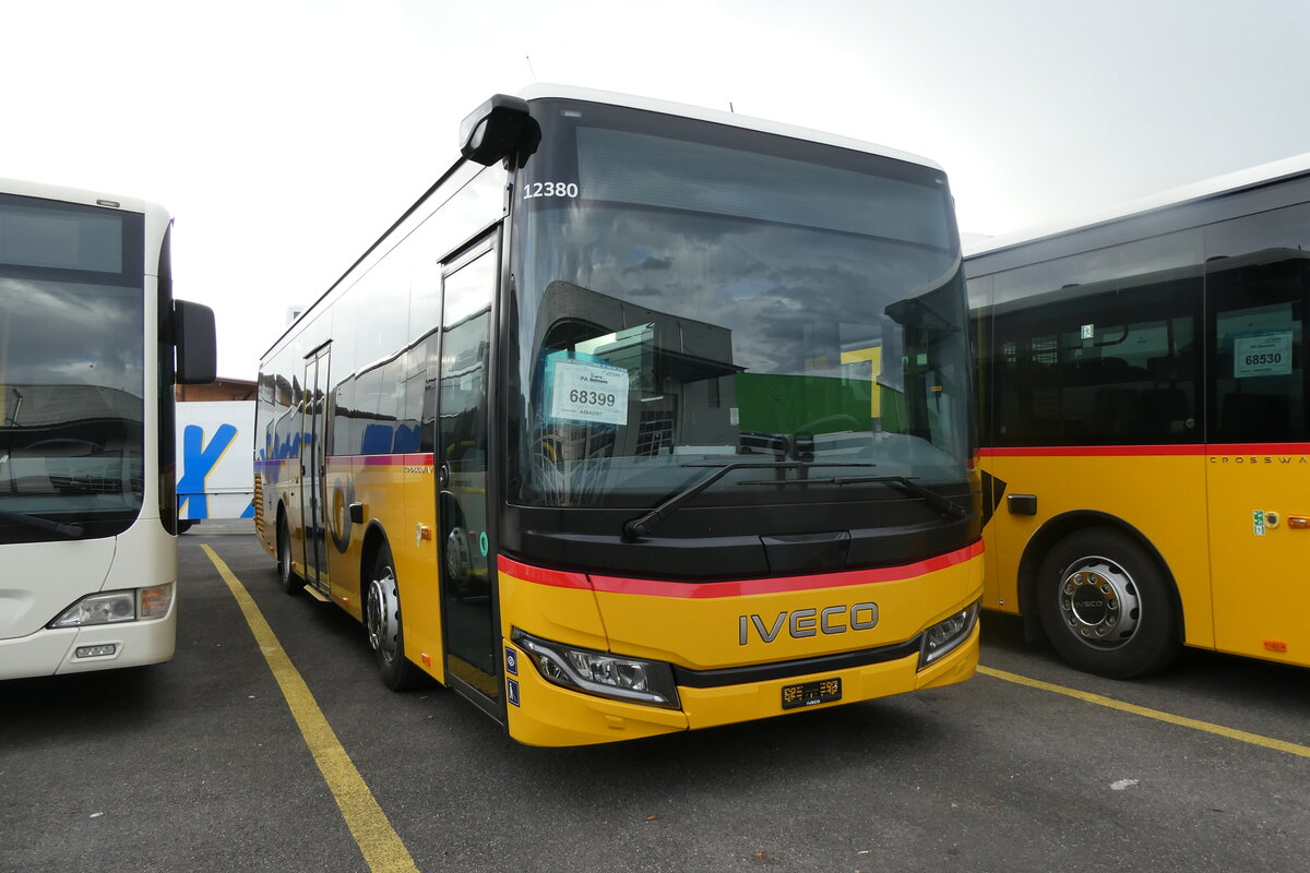 (282'465) - PostAuto Graub�nden - PID 12'380 - Iveco am 15. November 2025 in Kerzers, Interbus