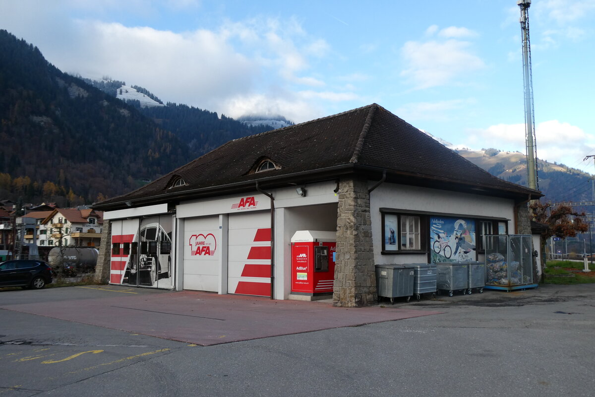 (282'487) - Alte AFA-Garage am 18. November 2025 beim Bahnhof Frutigen