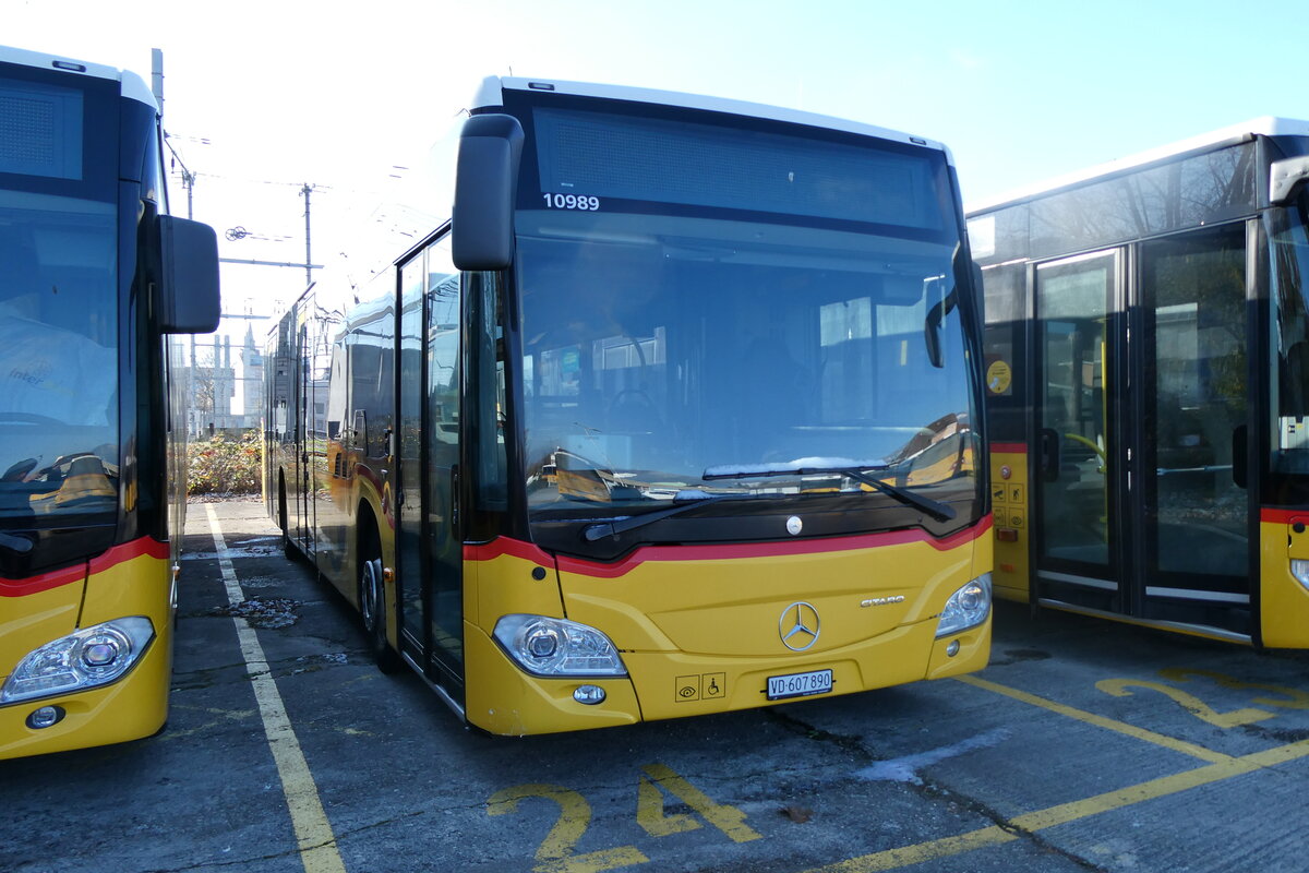 (282'510) - CarPostal Ouest - VD 607'890/PID 10'989 - Mercedes (ex JU 43'869) am 22. November 2025 in Yverdon, Garage