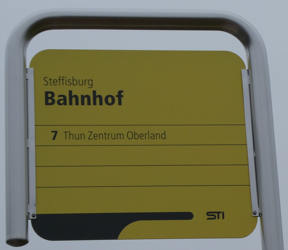 (283'175) - STI-Haltestellenschild - Steffisburg, Bahnhof - am 14. Dezember 2025