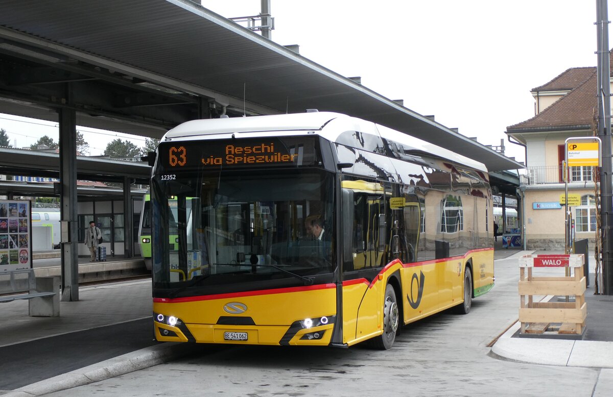 (283'232) - PostAuto Bern - BE 541'062/PID 12'352 - eSolaris am 16. Dezember 2025 beim Bahnhof Spiez