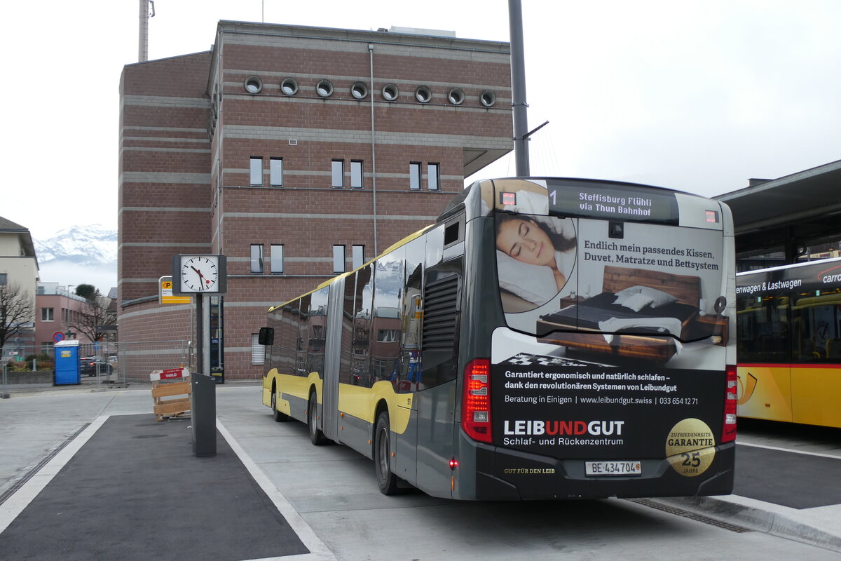 (283'240) - STI Thun - Nr. 704/BE 434'704 - Mercedes am 16. Dezember 2025 beim Bahnhof Spiez