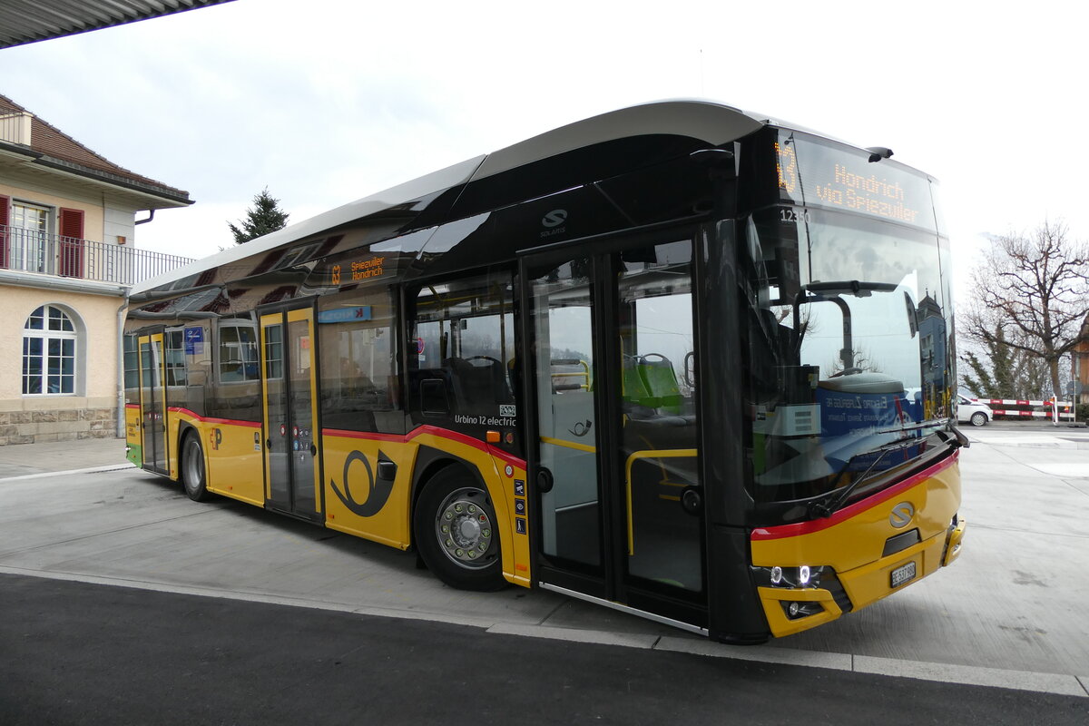 (283'242) - PostAuto Bern - BE 537'980/PID 12'350 - eSolaris am 16. Dezember 2025 beim Bahnhof Spiez