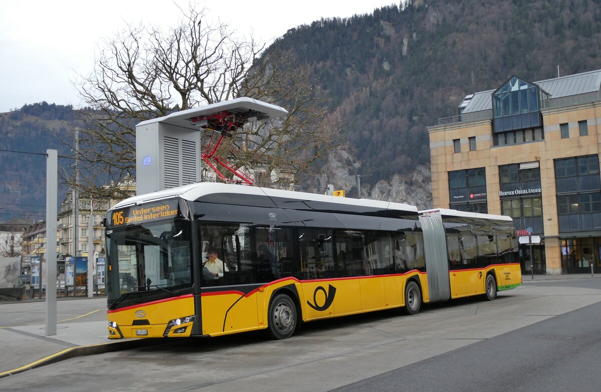 (283'257) - PostAuto Bern - BE 437'435/PID 12'284 - eSolaris am 17. Dezember 2025 beim Bahnhof Interlaken West