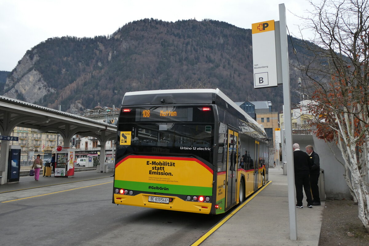 (283'258) - PostAuto Bern - BE 610'544/PID 12'279 - eSolaris am 17. Dezember 2025 beim Bahnhof Interlaken West