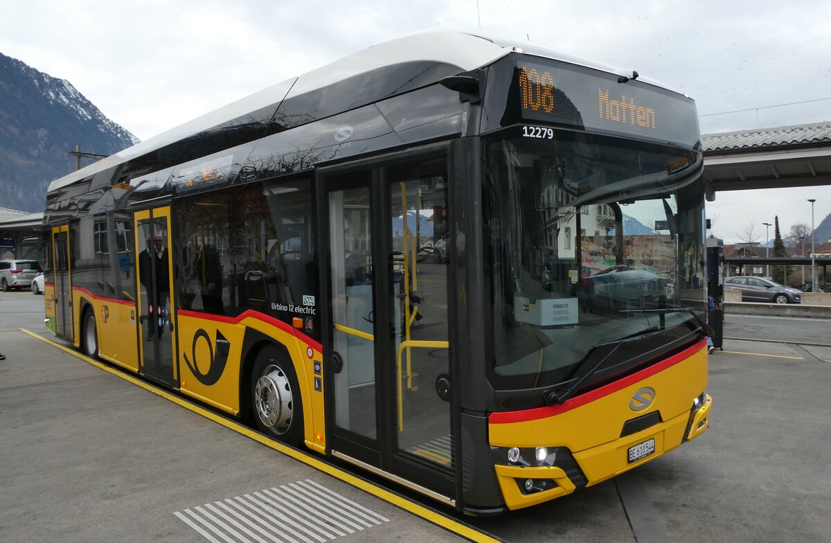 (283'259) - PostAuto Bern - BE 610'544/PID 12'279 - eSolaris am 17. Dezember 2025 beim Bahnhof Interlaken West