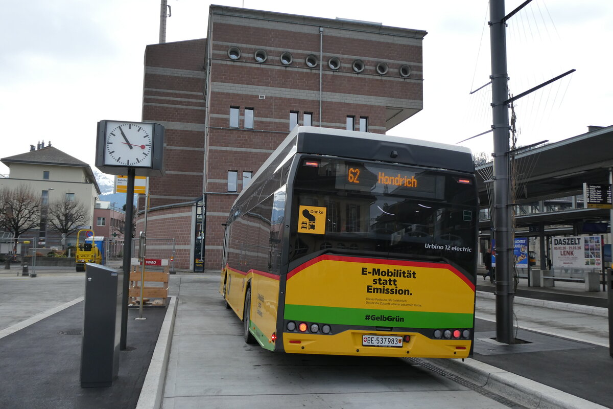 (283'264) - PostAuto Bern - BE 537'983/PID 12'351 - eSolaris am 17. Dezember 2025 beim Bahnhof Spiez