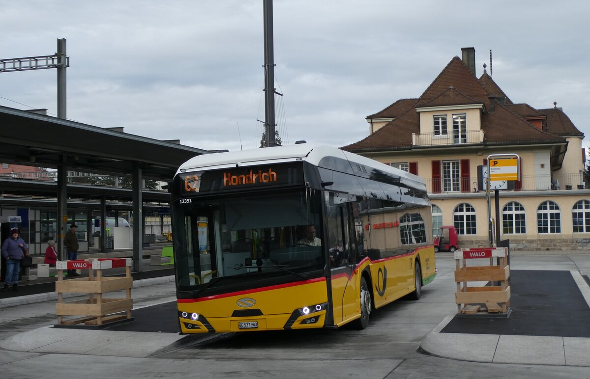 (283'266) - PostAuto Bern - BE 537'983/PID 12'351 - eSolaris am 17. Dezember 2025 beim Bahnhof Spiez