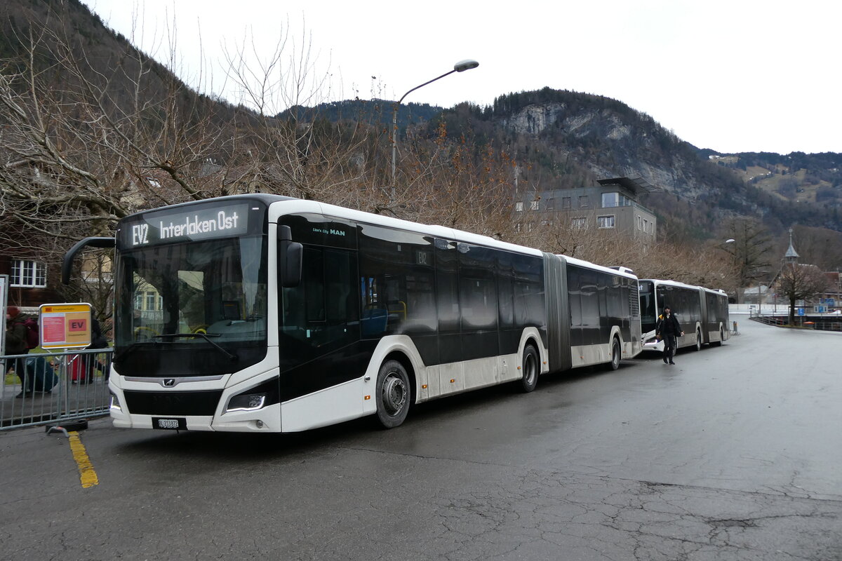 (283'271) - PostAuto Nordschweiz - BL 213'872/PID 12'417 - MAN (ex RSVG Troisdorf/D Nr. 2804) am 19. Dezember 2025 beim Bahnhof Meiringen