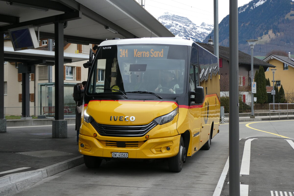 (283'273) - PostAuto Zentralschweiz - Nr. 304/OW 41'563/PID 12'175 - Iveco/K-Bus am 19. Dezember 2025 beim Bahnhof Sarnen