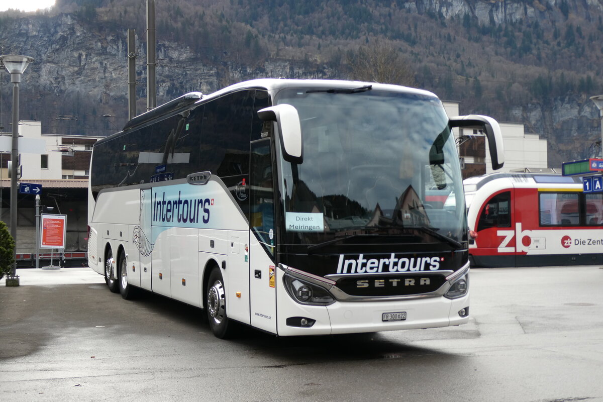 (283'286) - Intertours, Domdidier - FR 300'622 - Setra am 19. Dezember 2025 beim Bahnhof Meiringen