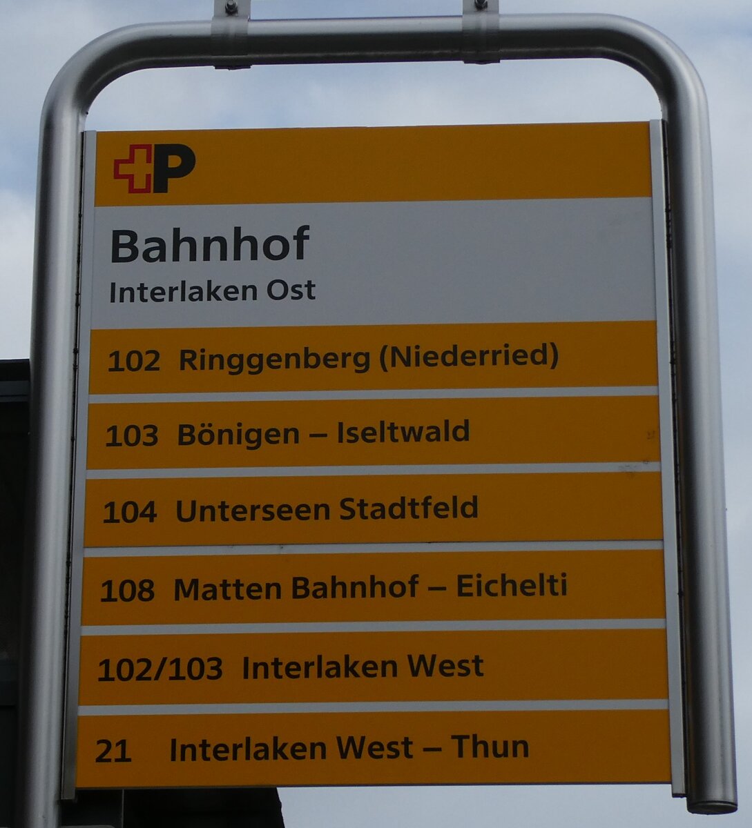 (283'311) - +P-Haltestellenschild - Interlaken Ost, Bahnhof - am 19. Dezember 2025