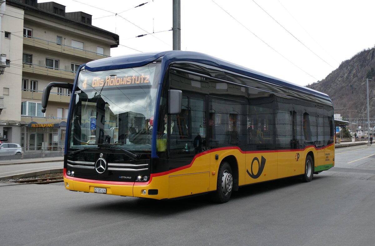 (283'425) - PostAuto Wallis - VS 581'436/PID 12'193 - eMercedes am 23. Dezember 2025 beim Bahnhof Brig