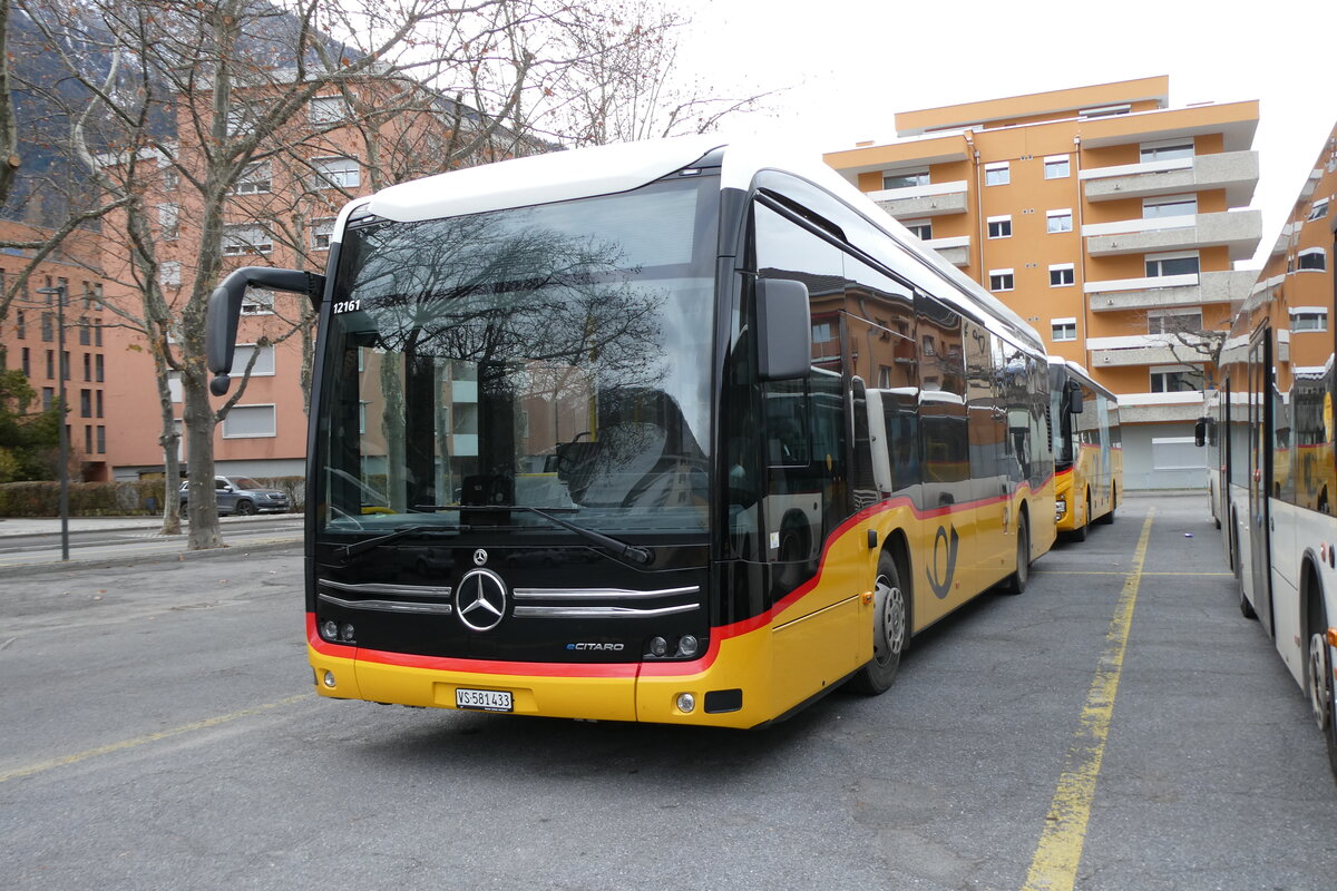 (283'431) - PostAuto Wallis - VS 581'433/PID 12'161 - eMercedes am 23. Dezember 2025 in Brig, Garage
