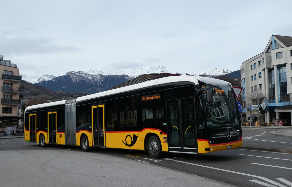 (283'456) - PostAuto Wallis - Nr. 133/VS 574'952/PID 12'144 - eMercedes am 23. Dezember 2025 beim Bahnhof Sion