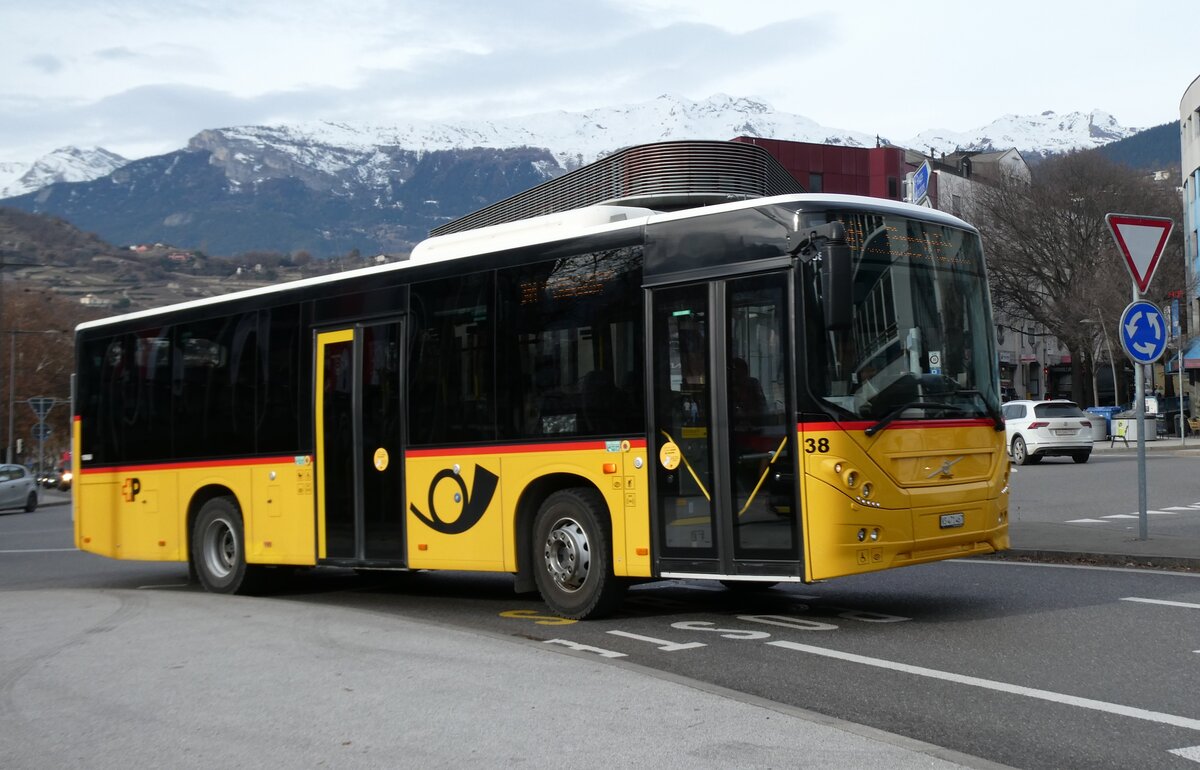 (283'468) - PostAuto Wallis - Nr. 38/VS 471'467/PID 10'668 - Volvo am 23. Dezember 2025 beim Bahnhof Sion