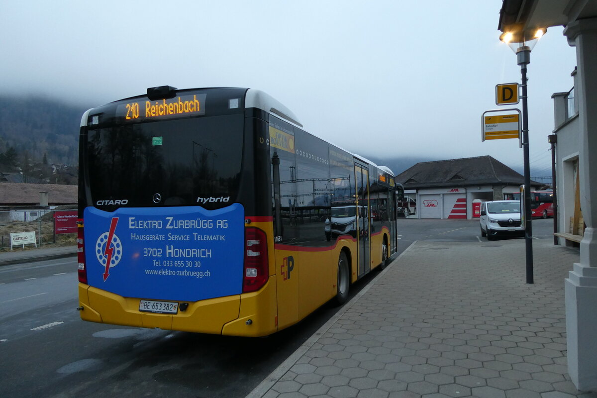 (283'499) - PostAuto ern - BE 653'382/PID 11'681 - Mercedes (ex BE 535'079) am 25. Dezember 2025 beim Bahnhof Frutigen