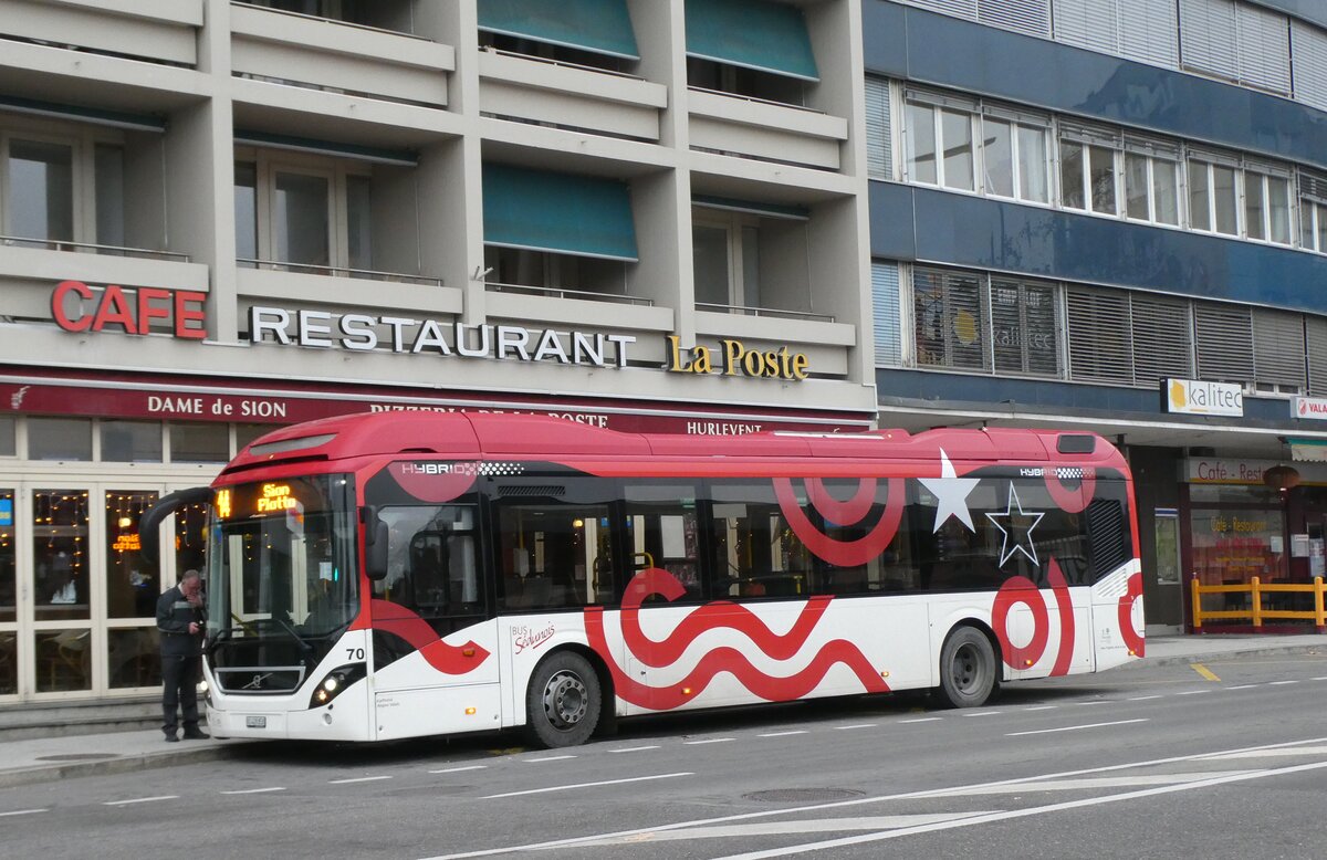 (283'551) - PostAuto Wallis - Nr. 70/VS 428'858/PID 10'024 - Volvo am 30. Dezember 2025 beim Bahnhof Sion