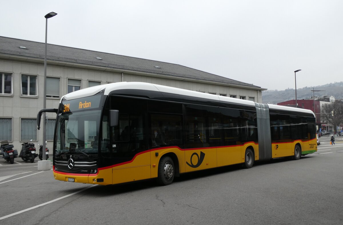 (283'597) - PostAuto Wallis - Nr. 147/VS 574'955/PID 12'147 - eMercedes am 30. Dezember 2025 beim Bahnhof Sion