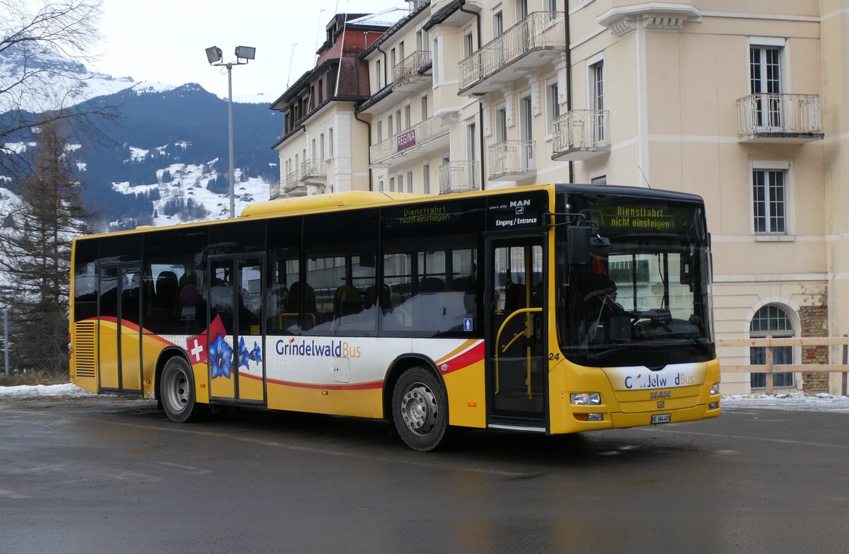 (283'631) - GrindelwaldBus, Grindelwald - Nr. 24/BE 364'408 - MAN/G�ppel am 2. Januar 2026 beim Bahnhof Grindelwald