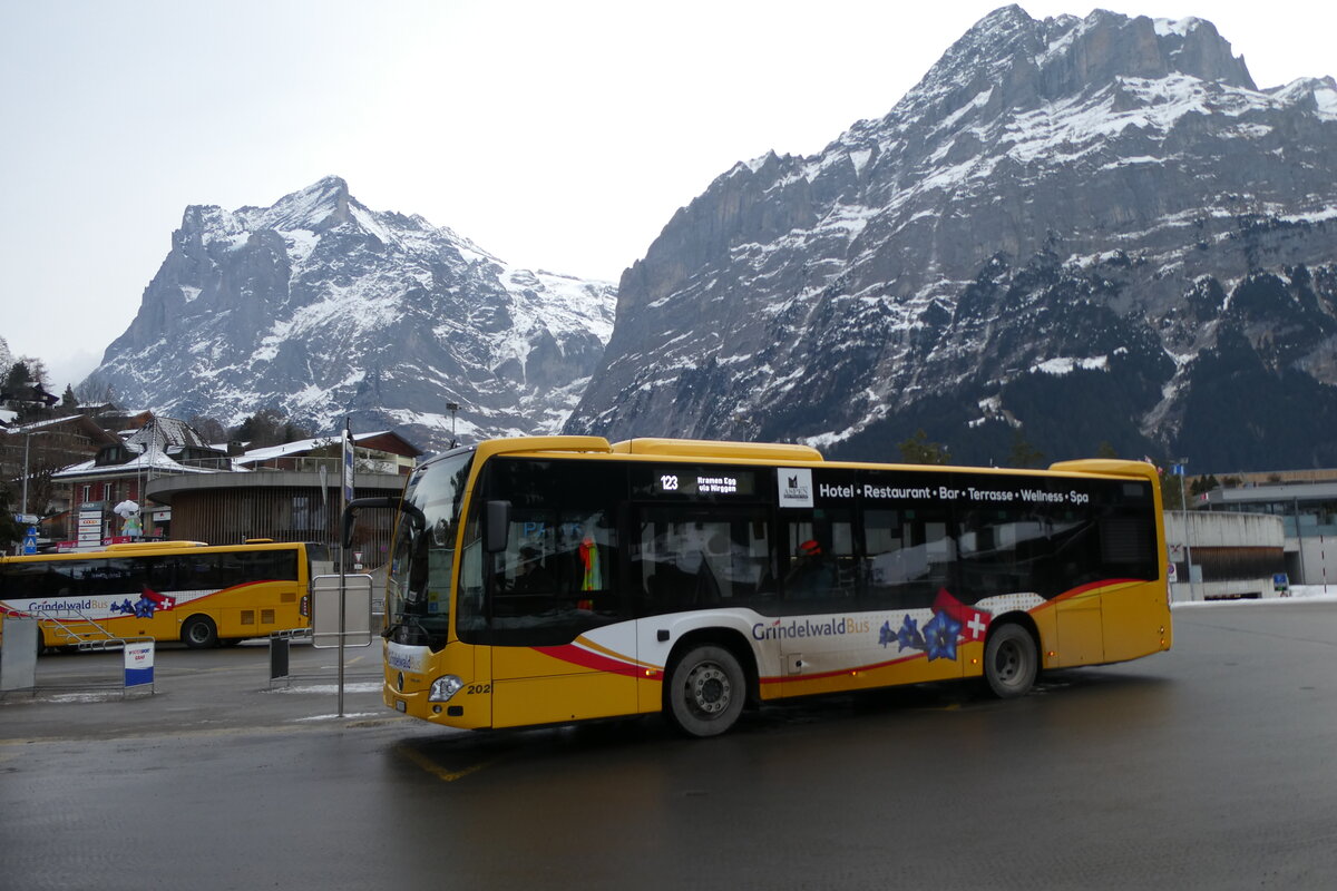 (283'636) - GrindelwaldBus, Grindelwald - Nr. 202/BE 908'202 - Mercedes am 2. Januar 2026 beim Bahnhof Grindelwald