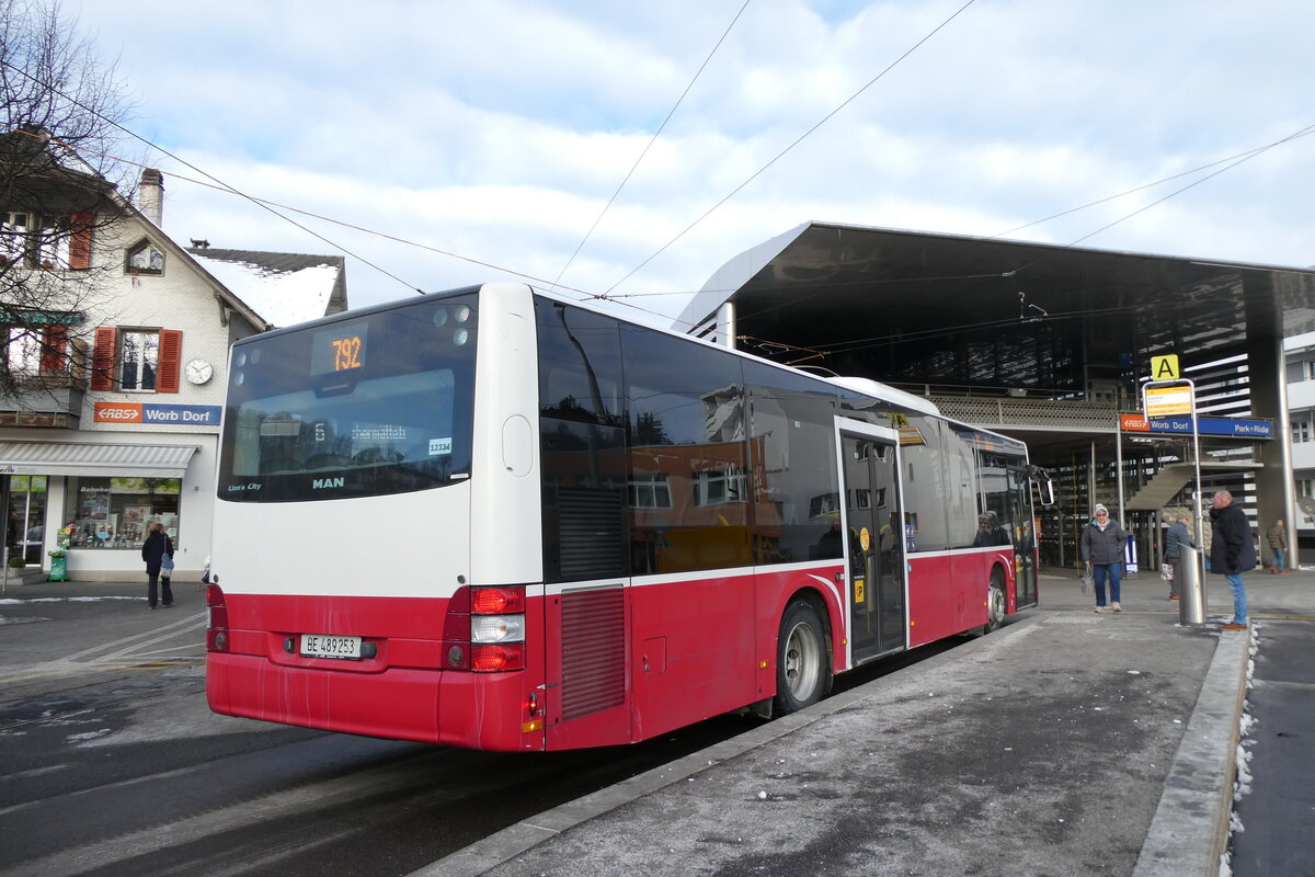 (283'720) - PostAuto Bern - BE 489'253/PID 12'334 - MAN (ex BE 535'078; ex Dr. Richard, A-Wien Nr. 1420) am 6. Januar 2026 beim Bahnhof Worb Dorf