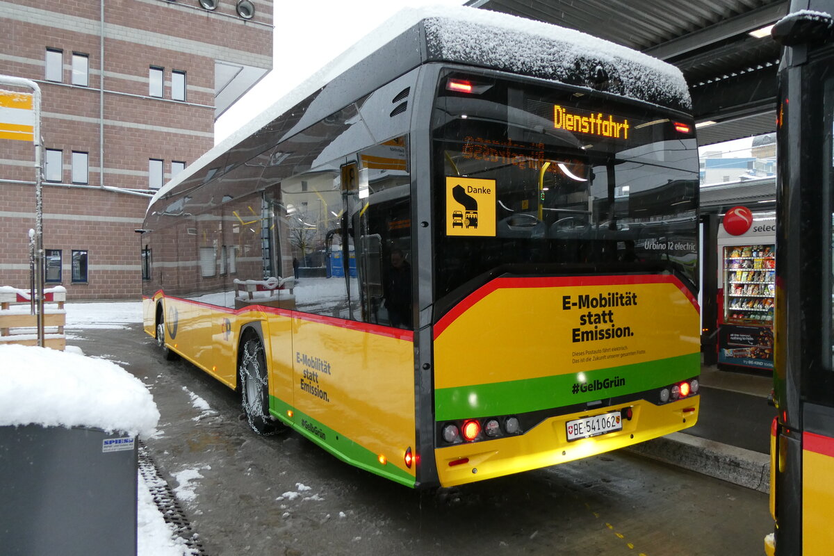 (284'121) - PostAuto Bern - BE 541'062/PID 12'352 - eSolaris am 10. Januar 2026 beim Bahnhof Spiez