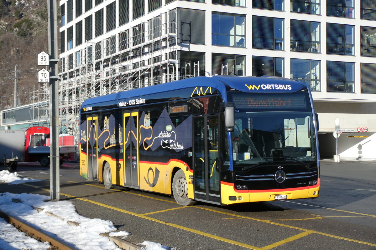 (284'160) - PostAuto Wallis - VS 581'437/PID 12'194 - eMercedes am 15. Januar 2026 beim Bahnhof Brig