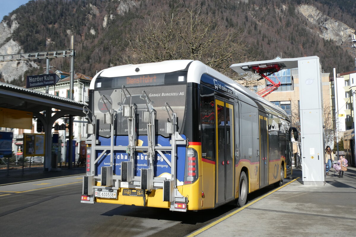 (284'330) - PostAuto Bern - BE 610'538/PID 12'127 - eMercedes am 24. Januar 2026 beim Bahnhof Interlaken West