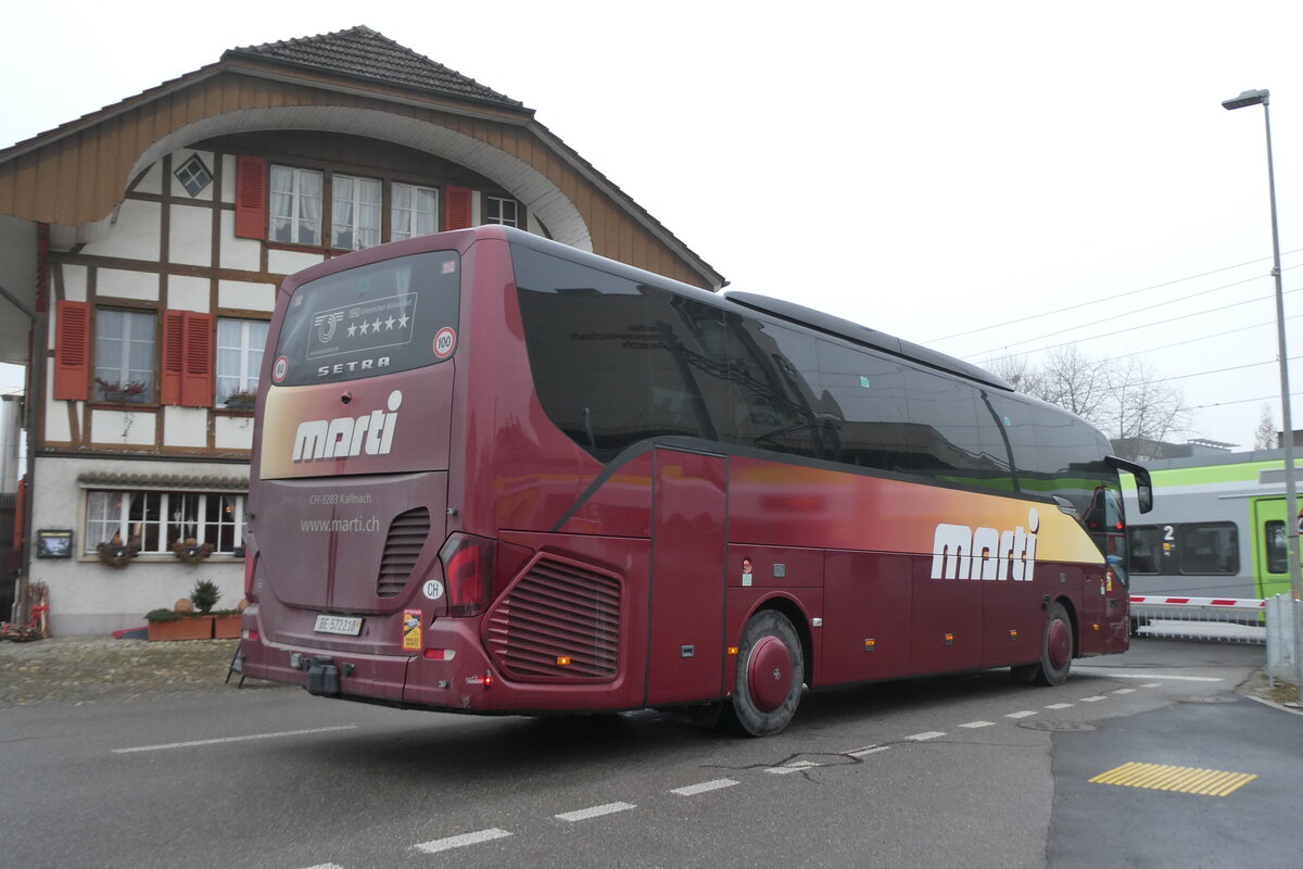 (284'695) - Marti, Kallnach - Nr. 10/BE 572'210 - Setra am 7. Februar 2026 beim Bahnhof Kallnach