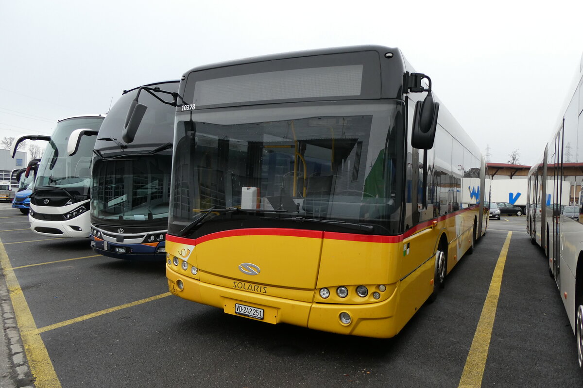 (284'751) - CarPostal Ouest - VD 242'251/PID 10'378 - Solaris (ex TPB, S�deilles) am 7. Februar 2026 in Kerzers, Interbus
