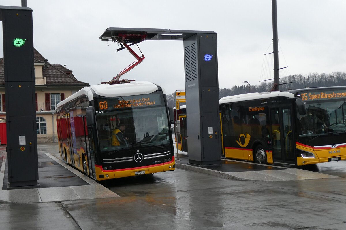 (284'910) - PostAuto Bern - BE 610'535/PID 12'124 - eMercedes am 14. Februar 2026 beim Bahnhof Spiez