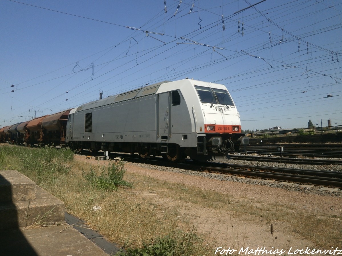 285 104-6 von ITL mit einem Sch�ttgutzug kurz vor dem Hallenser Hbf am 5.6.15