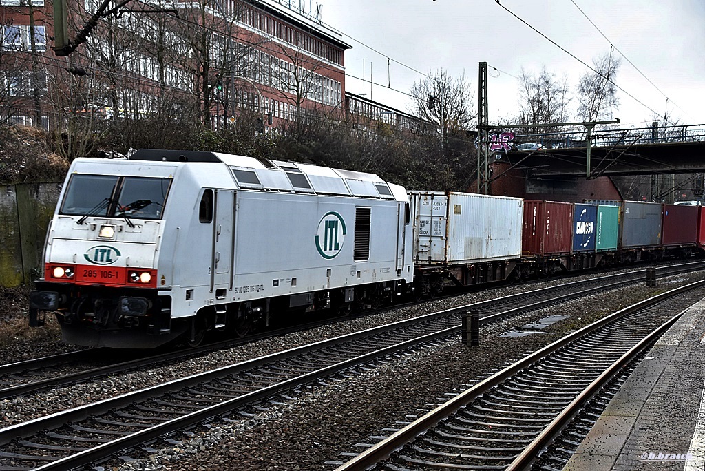 285 106-1 ist mit einen kastenzug durch hh-harburg gefahren,20.02.16