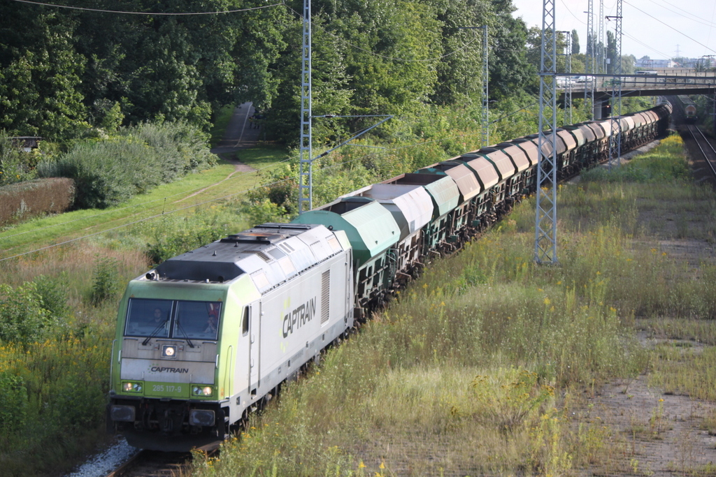 285 117 von Captrain bei der Durchfahrt im Haltepunkt Rostock-Kassebohm.19.08.2017