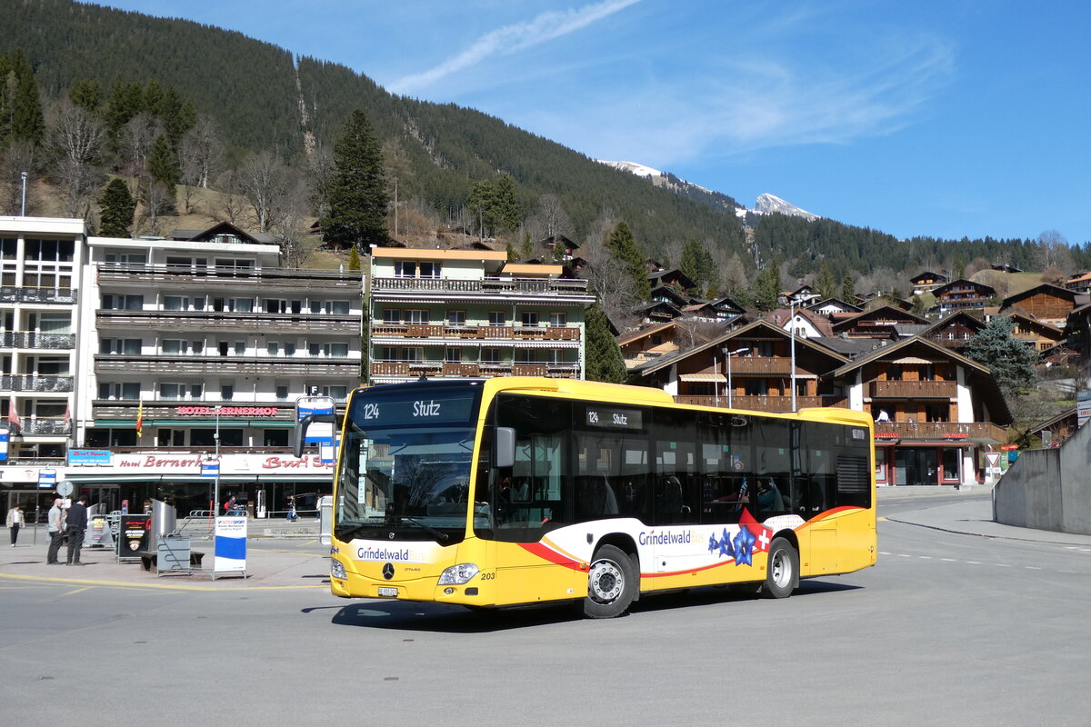 (285'360) - GrindelwaldBus, Grindelwald - Nr. 203/BE 905'203 - Mercedes am 13. M�rz 2026 beim Bahnhof Grindelwald