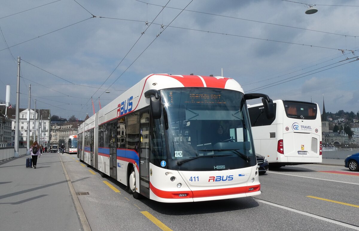 (285'711) - VBL Luzern - Nr. 411 - Hess/Hess Doppelgelenktrolleybus am 23. M�rz 2026 in Luzern, Bahnhofbr�cke