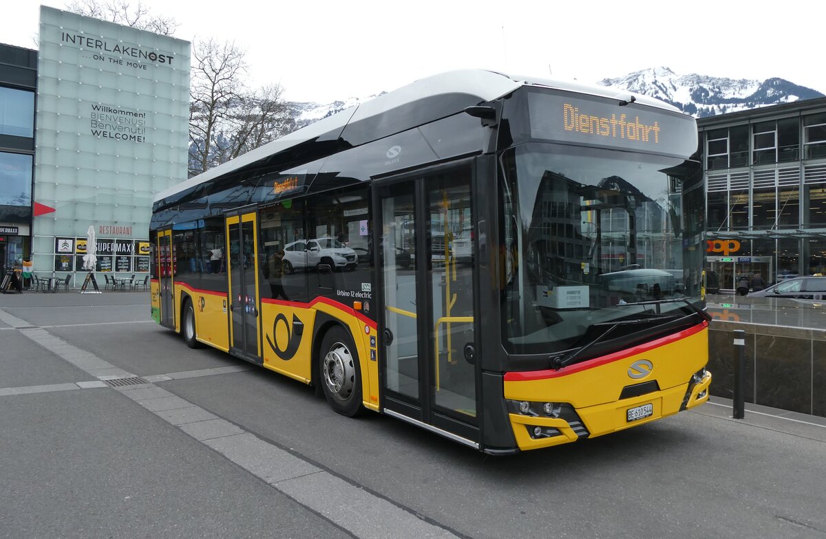 (285'893) - PostAuto Bern - BE 610'544/PID 12'279 - eSolaris am 4. April 2026 beim Bahnhof Interlaken Ost